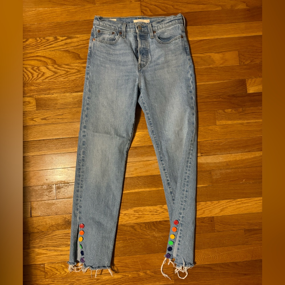 Wedgie Straight Leg Levi’s - size 26. Rainbow detailing